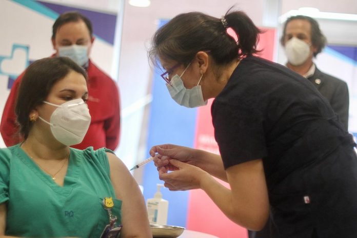 Un total de 8.649 trabajadores de salud recibieron ya la vacuna contra el COVID-19 en clínicas y hospitales del país