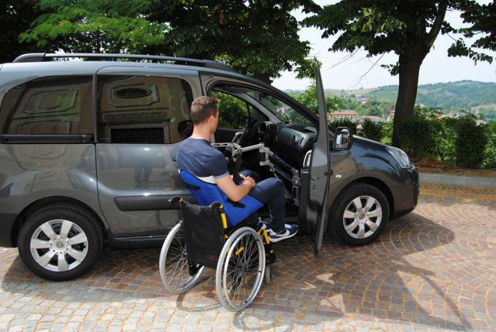 Grúa eleva personas en silla de ruedas al auto