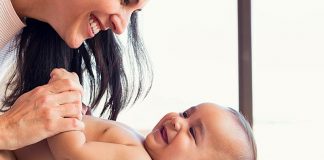 Los abrazos, los juegos y la lactancia materna son clave durante el desarrollo infantil