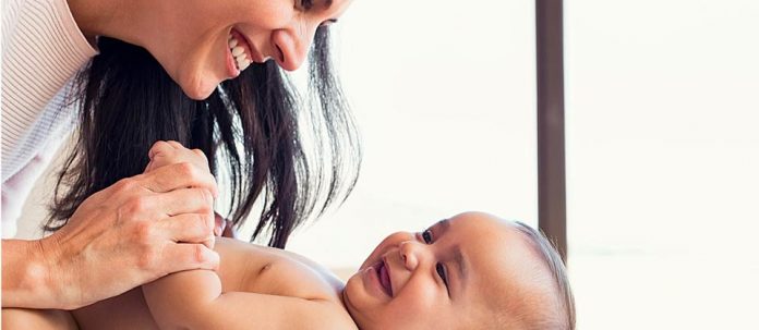 Los abrazos, los juegos y la lactancia materna son clave durante el desarrollo infantil Los abrazos, los juegos y la lactancia materna son clave durante el desarrollo infantil