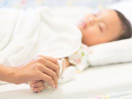 Académicas de Kinesiología UC señalan la importancia del apego seguro en pacientes pediátricos hospitalizados y su vínculo con la Ley Mila