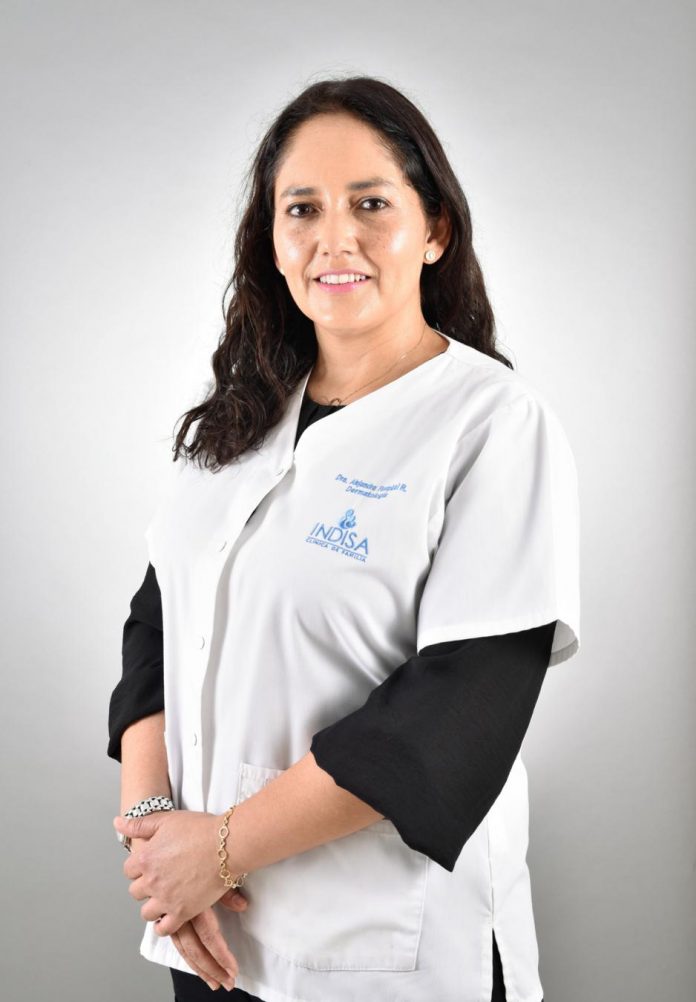 Dra. Alejandra Fantobal, dermatóloga de la Agrupación de Médicos de Clínica INDISA (AMCI)