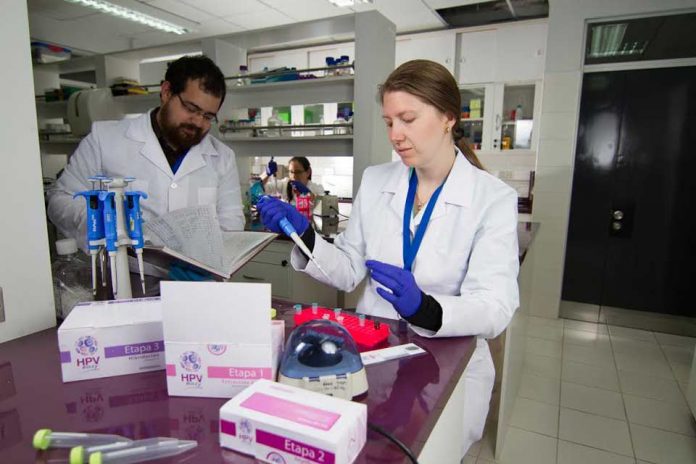 Chilenos crean innovador test de orina para detectar infecciones de transmisión sexual