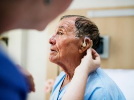 Estudio UC elevó de un 40 a un 68% la adherencia al uso de audífonos mediante programa de rehabilitación auditiva en adultos mayores