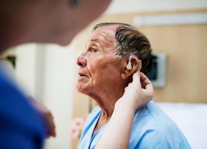 Estudio UC elevó de un 40 a un 68% la adherencia al uso de audífonos mediante programa de rehabilitación auditiva en adultos mayores