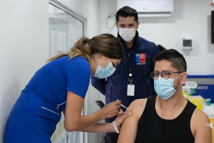 Ministros de Salud y Educación inauguran primer vacunatorio municipal