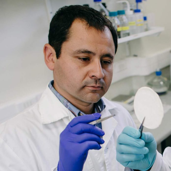 Científico porteño permitió implantar piel a niño de 15 años en hospital Gustavo Fricke