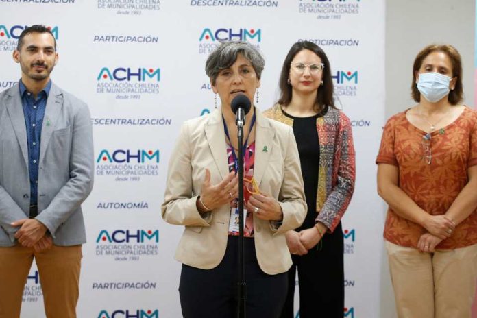 Minsal y Asociación Chilena de Municipalidades firman convenio para prevenir ITS
