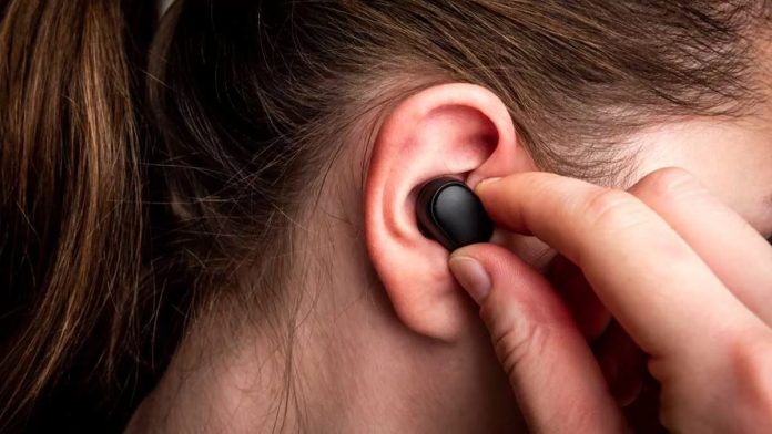 ¿Cómo cuidar la audición ante el uso habitual de audífonos