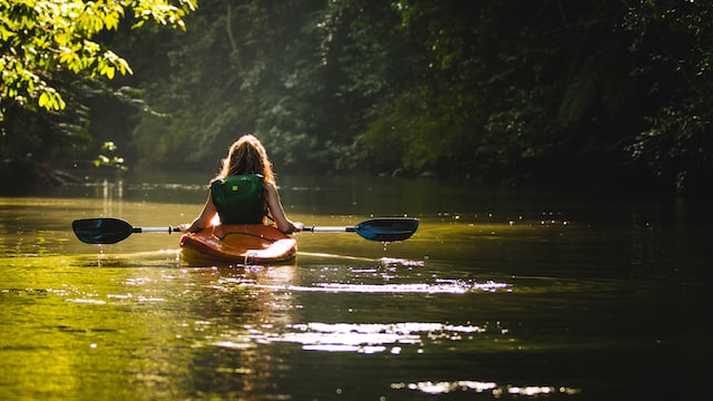 Kayaks inflables y patines 4 ruedas: actividades al aire libre. Consejos para una forma de vida saludable