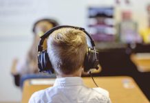 Rendimiento y salud auditiva en el aula: Principales alertas en niños, jóvenes y docentes.