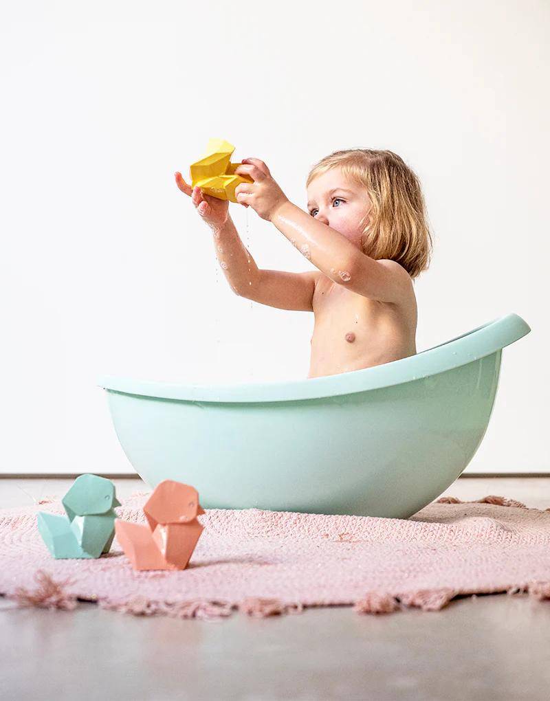 ¿Sabías que entretener a tus hijos, mientras se bañan en la tina, con patitos de goma, es fuente de bacterias, gérmenes y hongos?. Patito Origami. Smart Mom.