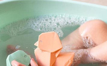 ¿Sabías que entretener a tus hijos, mientras se bañan en la tina, con patitos de goma, es fuente de bacterias, gérmenes y hongos?. Patito Origami. Smart Mom.