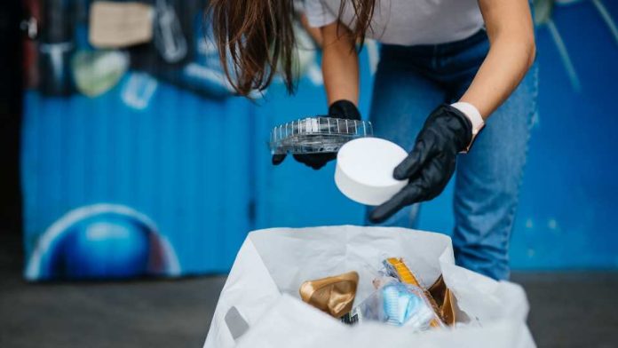 Mascarillas recicladas se convierten en bandejas para los patios de comida