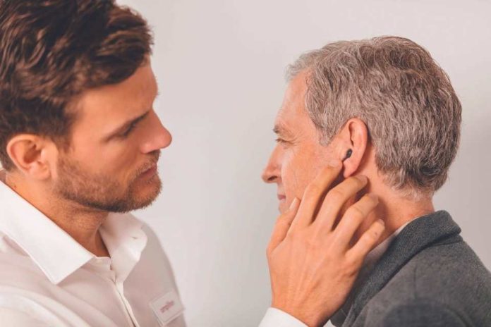 En el mes del adulto mayor el uso de audífonos puede reducir el riesgo de deterioro cognitivo en casi un 50% en mayores de 60