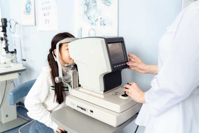 ¿Qué debe incluir una adecuada consulta médica oftalmológica?