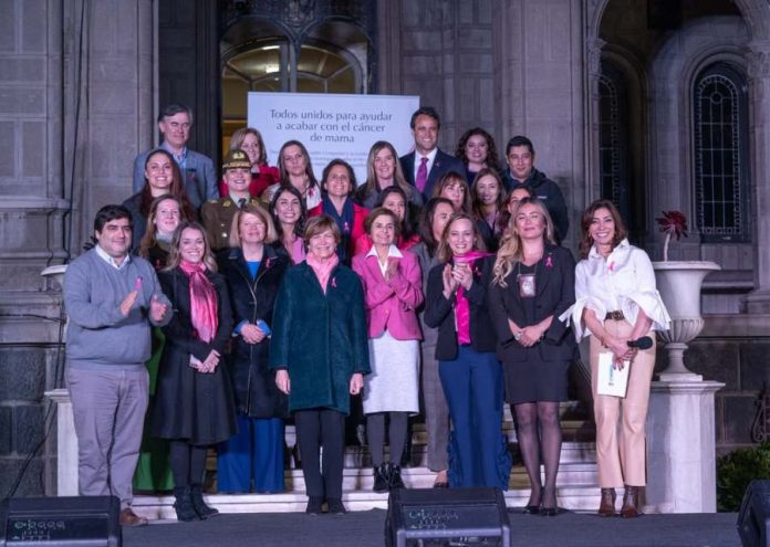 Estée Lauder Companies ilumina de rosa la Municipalidad de Providencia por el mes del cáncer