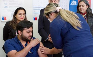 COVID-19: Minsal, Colmed y Colegio de  Enfermeras hacen llamado conjunto para  que los grupos de riesgo completen  esquema de vacunación anual con dosis  bivalente 